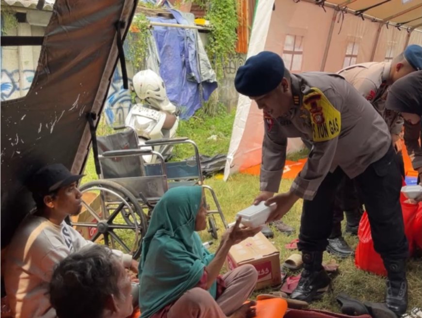Makanan Siap Saji Dibagikan kepada Korban Kebakaran Pasar Jiung