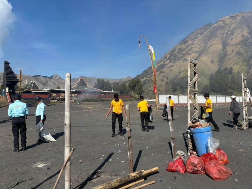 Peduli Lingkungan, Polres Probolinggo Gelar Bakti Bersih di Bromo